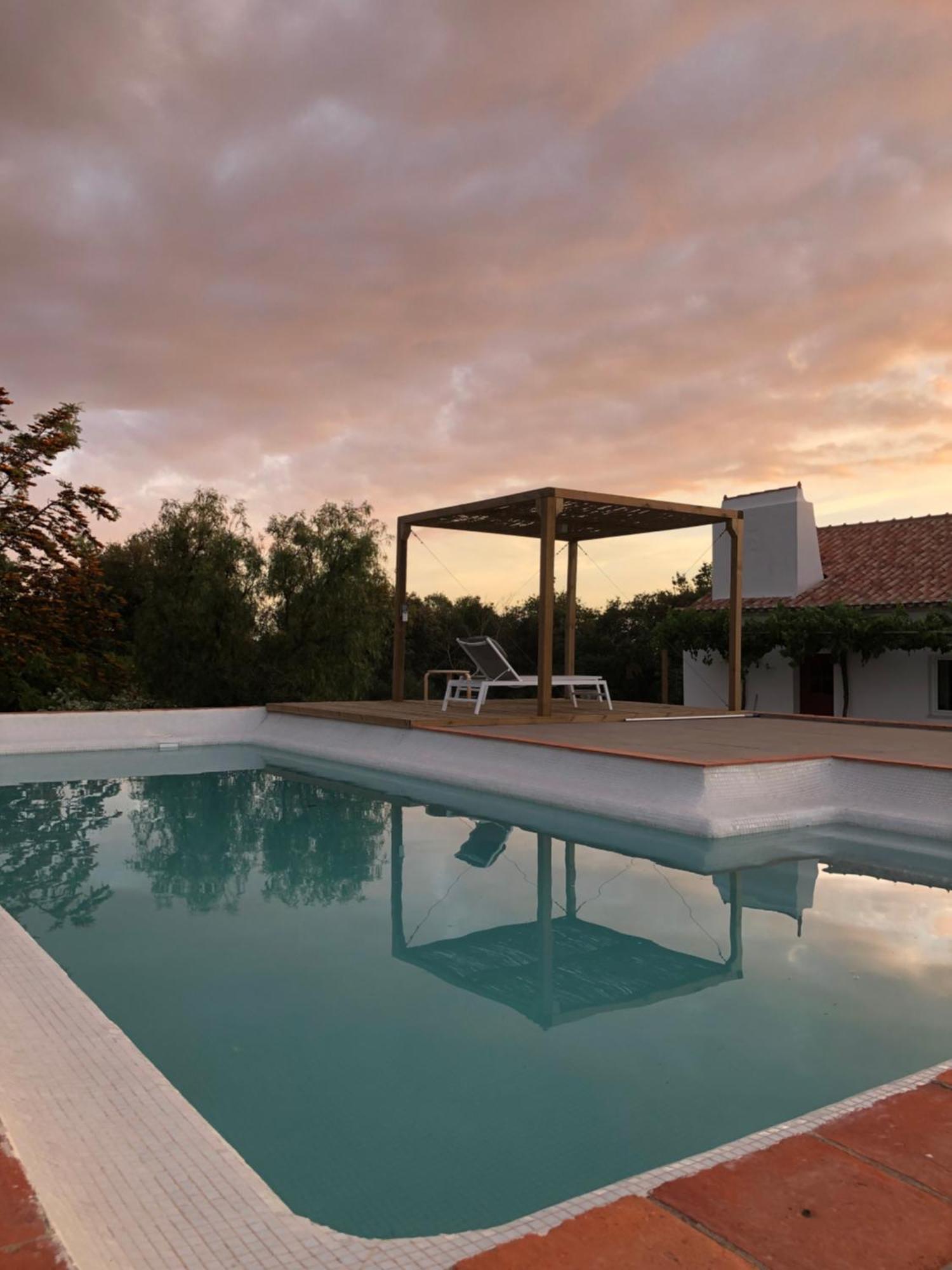 The Red Door Bed & Breakfast เอสเตรมอซ ภายนอก รูปภาพ